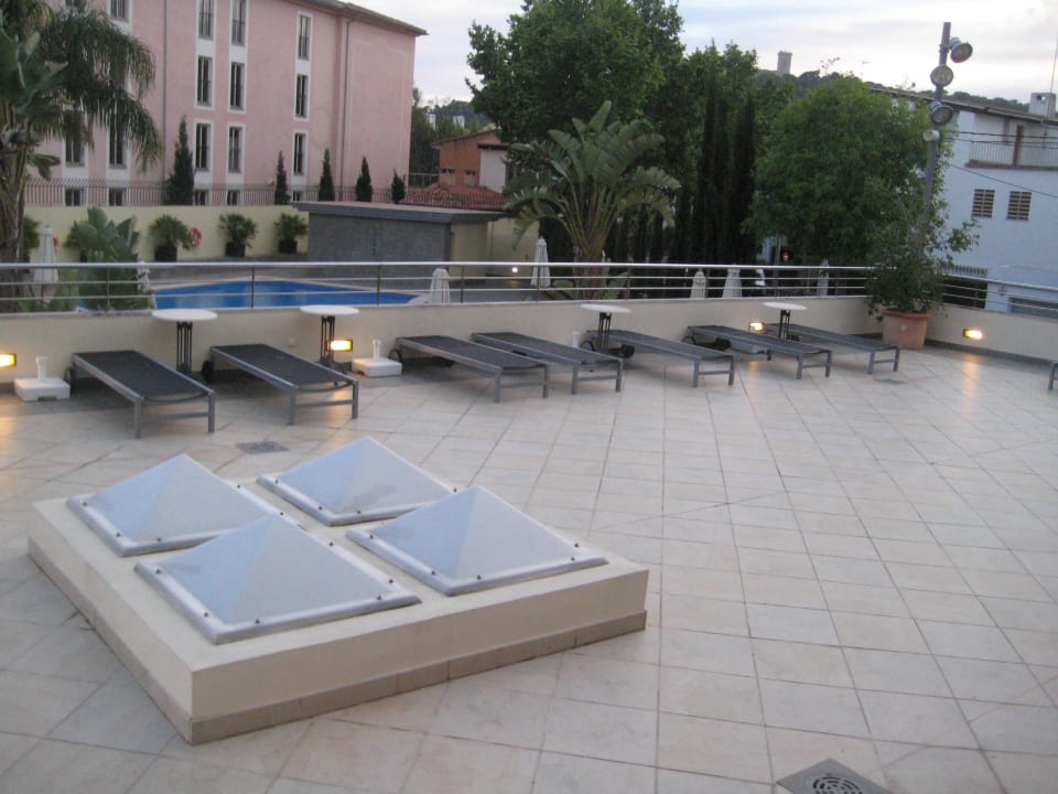 Liegebereich des Pools Hotel Isla Mallorca & Spa