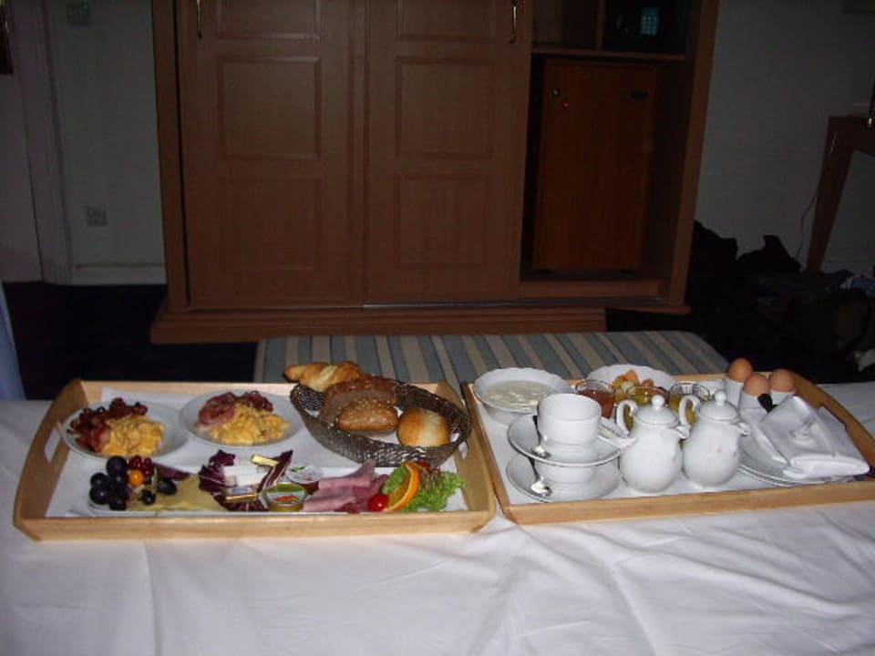 Hamburg im Rosenbett Frühstück  Relexa Hotel Bellevue Hamburg