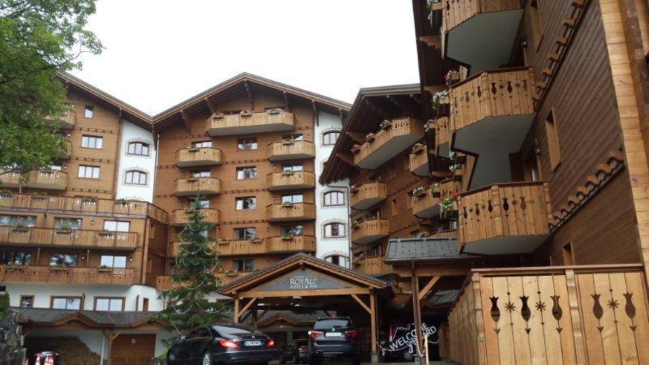 Blick auf eingang Chalet RoyAlp Hotel & Spa