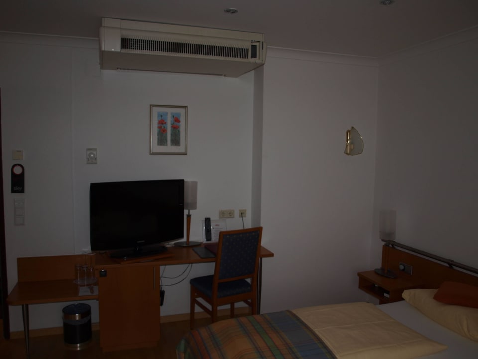 Schreibtisch mit Fernseher(drehbar)  Austria Classic Hotel Hölle