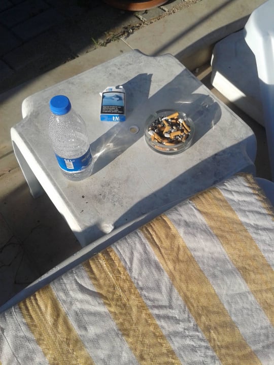 Überfüllte Aschenbecher am nächsten Tag Azak Beach Hotel