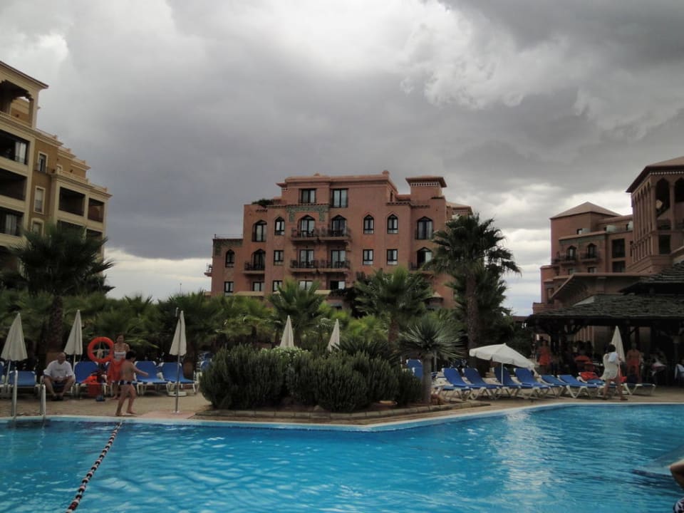 Blick von der Poolanlage aufs Nebenhaus Playacanela Hotel