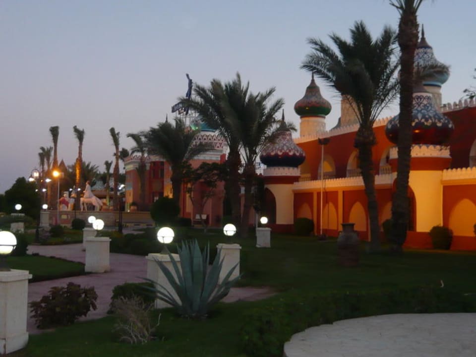 Stimmungsvolle Beleuchtung am Abend Pickalbatros Alf Leila Wa Leila Resort - Neverland Hurghada