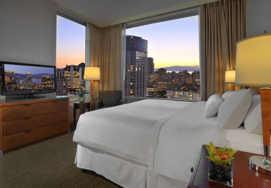 Deluxe Suite Bedroom Hilton Vancouver Downtown