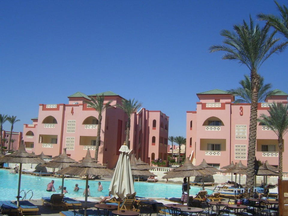 Часть сдания и пляж Pickalbatros Aqua Park Resort - Hurghada