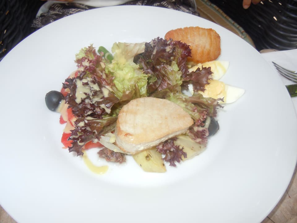 Salat mit Thunfisch in der Windsong-Bar Kempinski Seychelles Resort