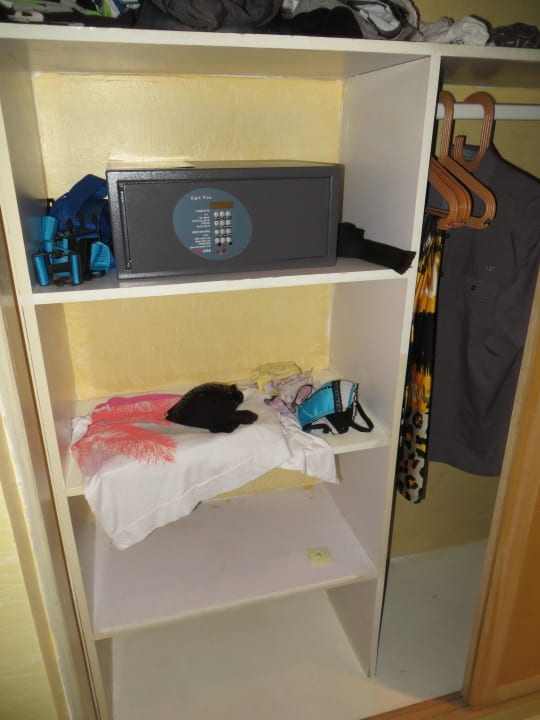 Kleiderschrank mit Safe Ghazala Gardens