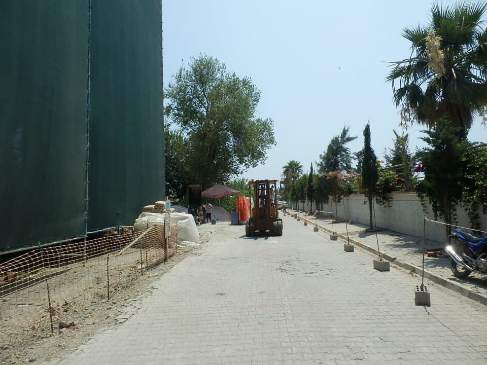 Weg zum Strand Dizalya Palm Garden