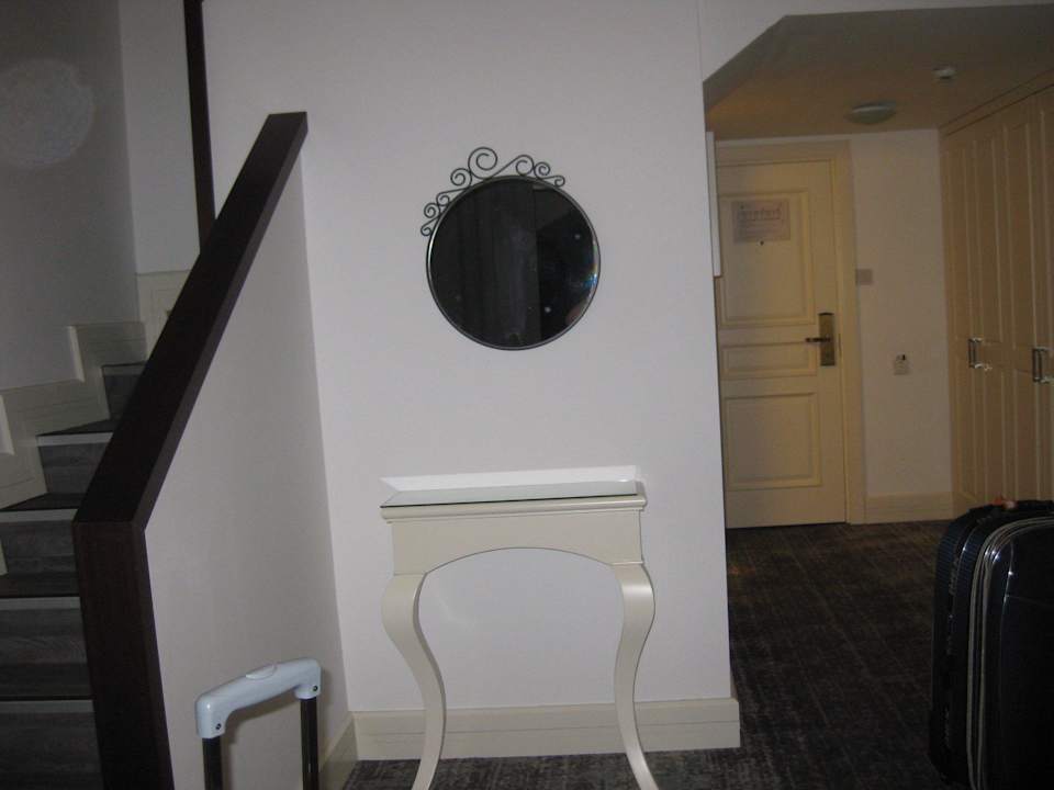 Wohnzimmer mit Aufgang zum Schlafzimmer Oscar Resort Hotel