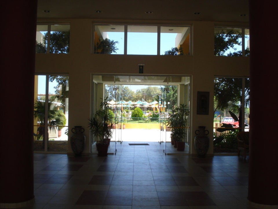 Die hübsche Lobby.Bild leider dunkel. HARPIN Georgioupolis Resort Aquapark & SPA