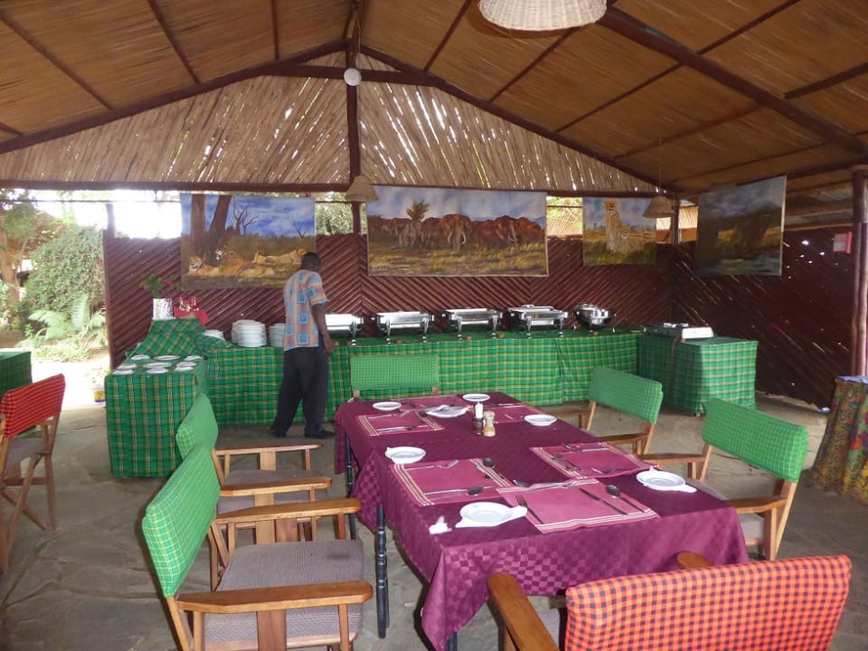 Im Restaurant Sentrim Tsavo Lodge