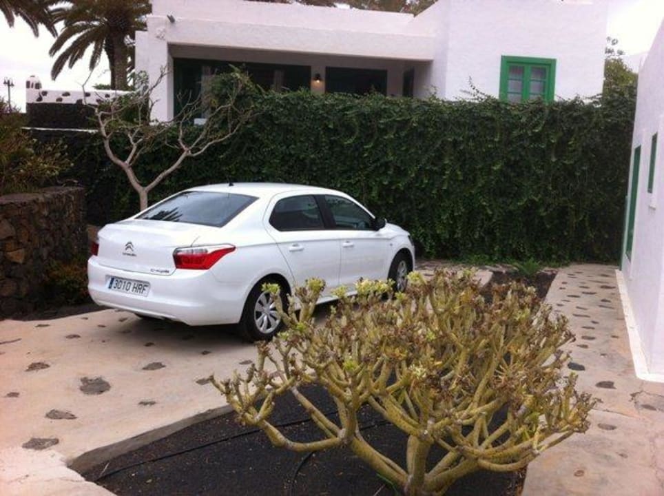 Parkplatz vor der Villa Finca La Crucita