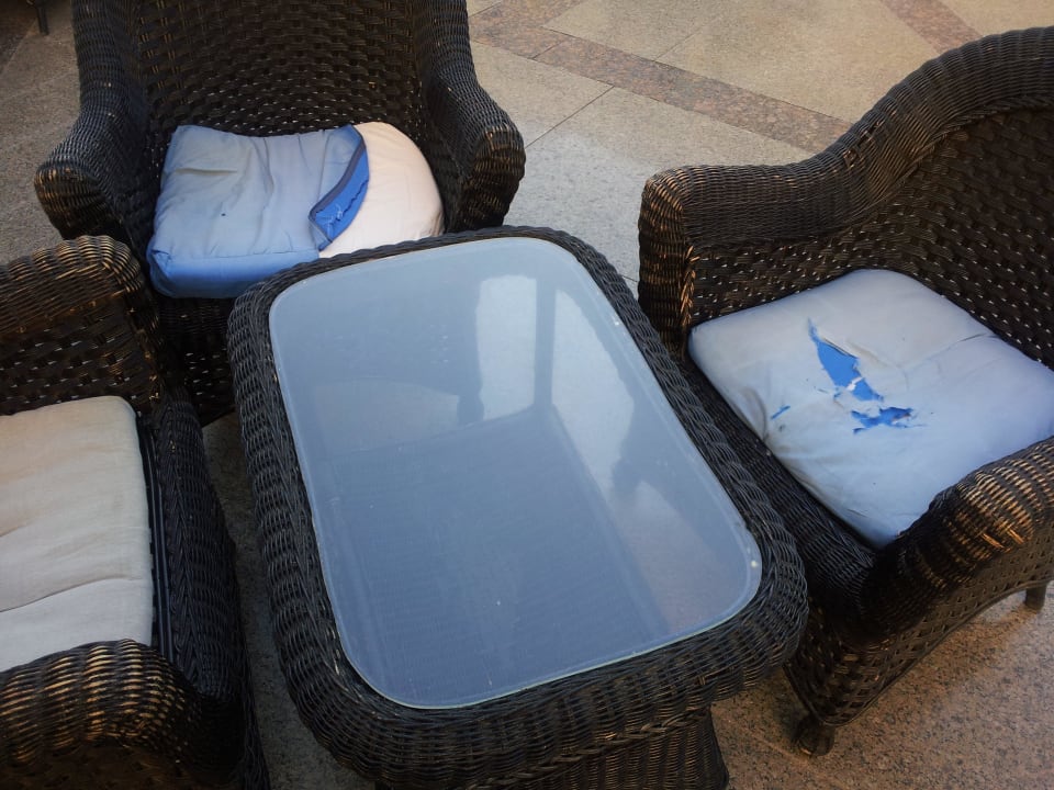 Terrasse hinter Lobby m. zerrissenen Polstern Riviera Aqua Park Resort
