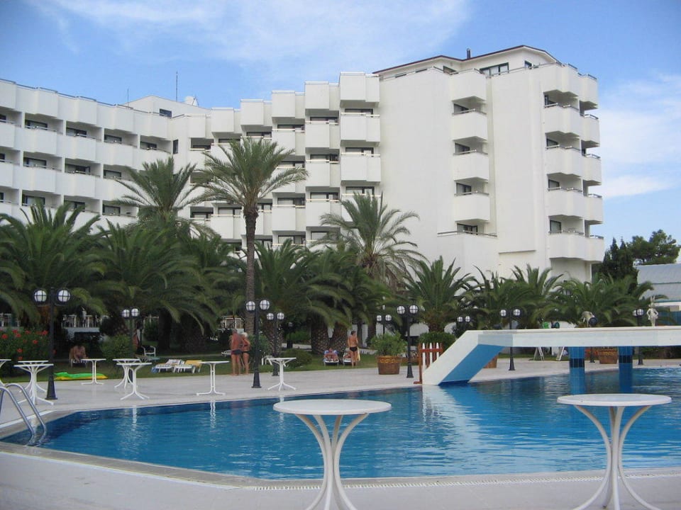 Hotel und Poolansicht Süral Saray Hotel