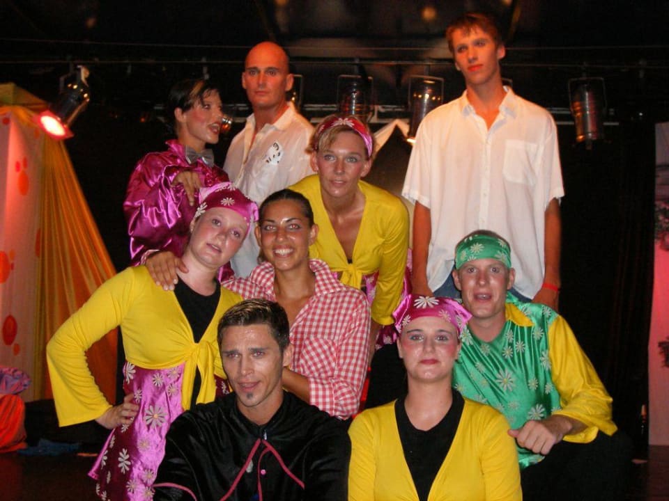Abschlussgruppenbild Show Mamma Mia Aparthotel Can Picafort Palace
