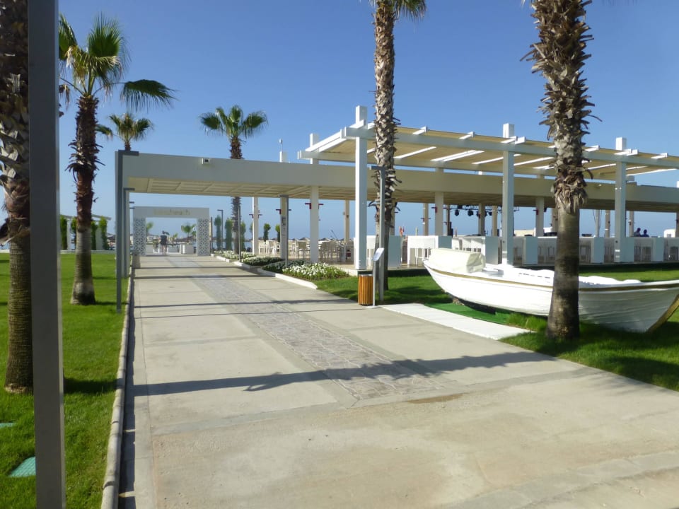 Weg zum Strand Hotel Baia Lara