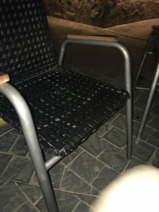 Sessel mit Scherben auf der Sitzfläche! Pickalbatros Dana Beach Resort - Hurghada