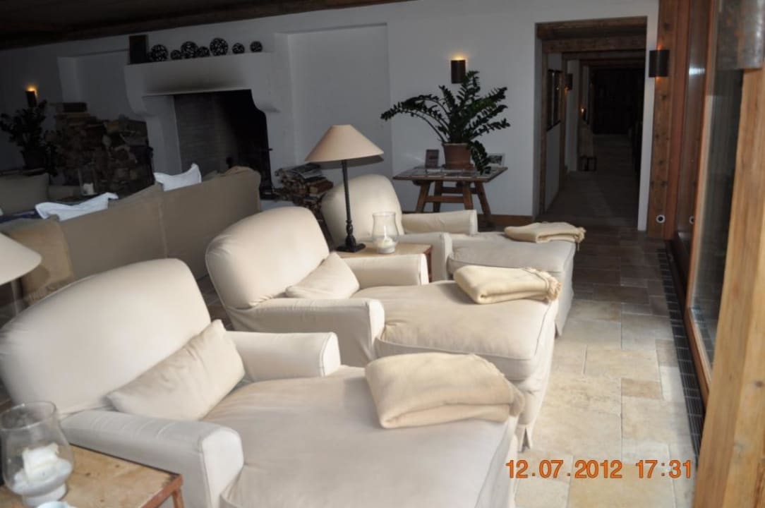 Erholungsliegen im Leseraum Hotel Villa Irma