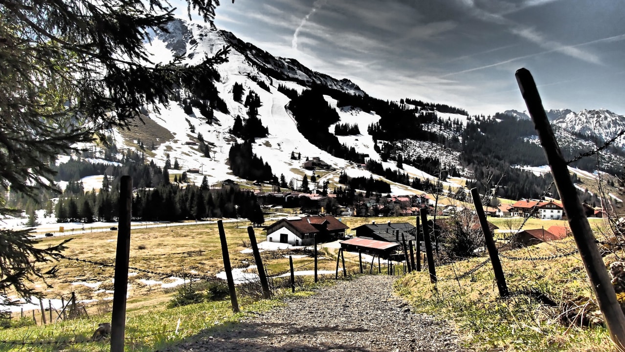 Blick vom Panoramaweg auf den Halingerhof Gesundheitsbauernhof Haflingerhof
