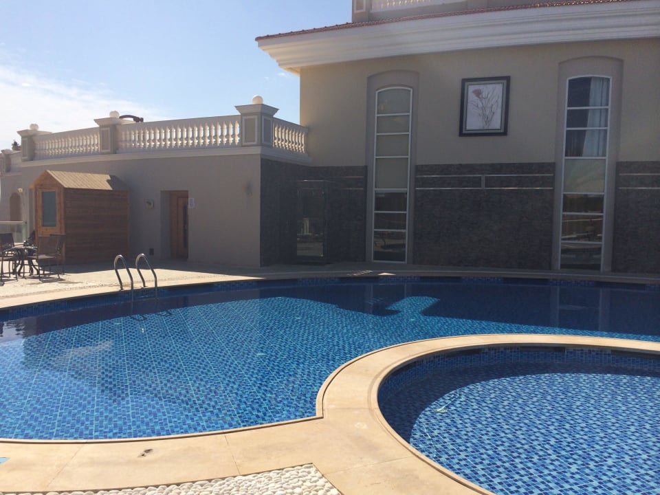 Links im Bild noch eine ausen Sauna  Kaisol Romance Resort