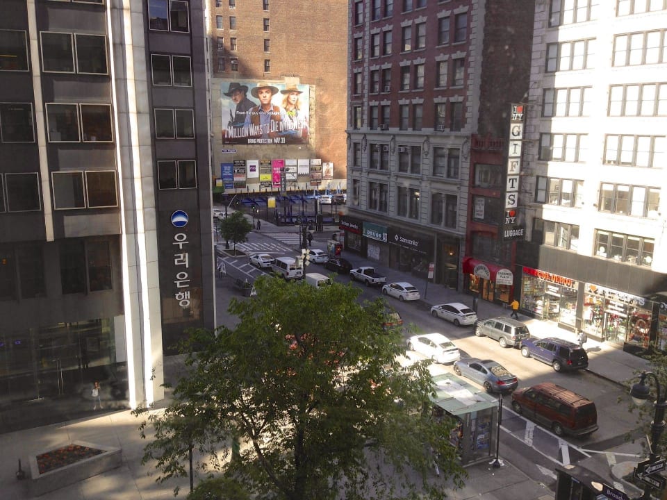 Ausblick aus Zimmer 415 Martinique New York on Broadway, Curio Collection by Hilton