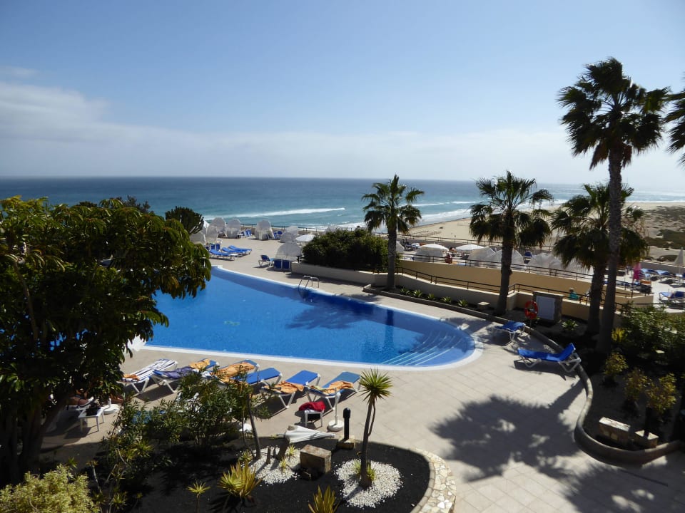 Blick von oben zum Pool Iberostar Waves Playa Gaviotas