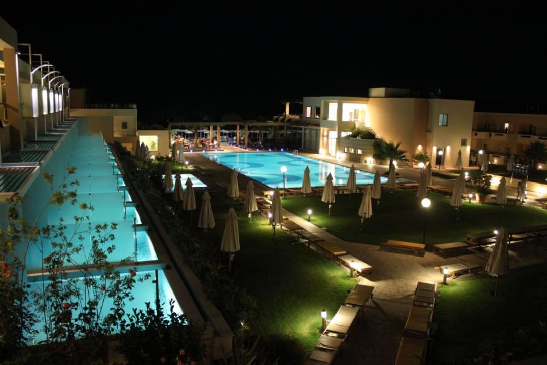 Blick von unserem Imperialzimmer aus by Night Minoa Palace Resort