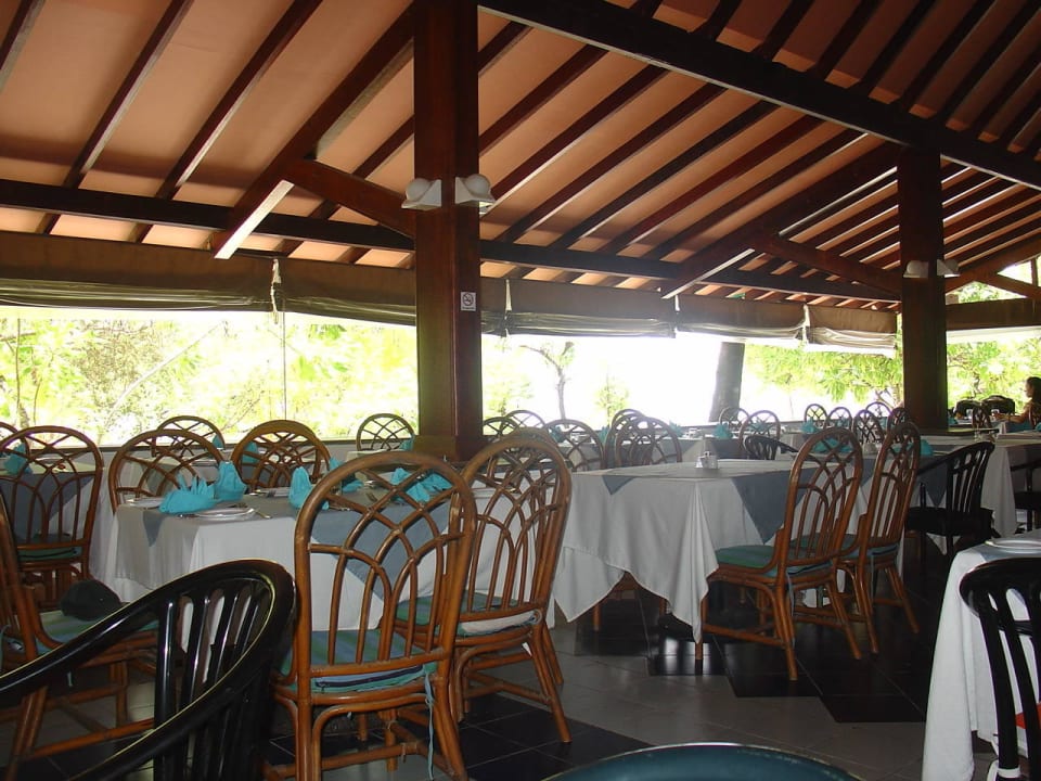 Offenes Restaurant mit Blick auf Garten und Meer Adaaran Club Rannalhi - All Inclusive