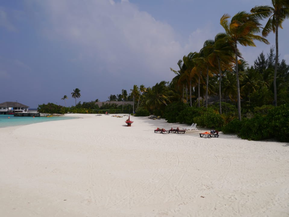 Берег острова Machchafushi Island Resort & Spa Maldives, The Centara Collection