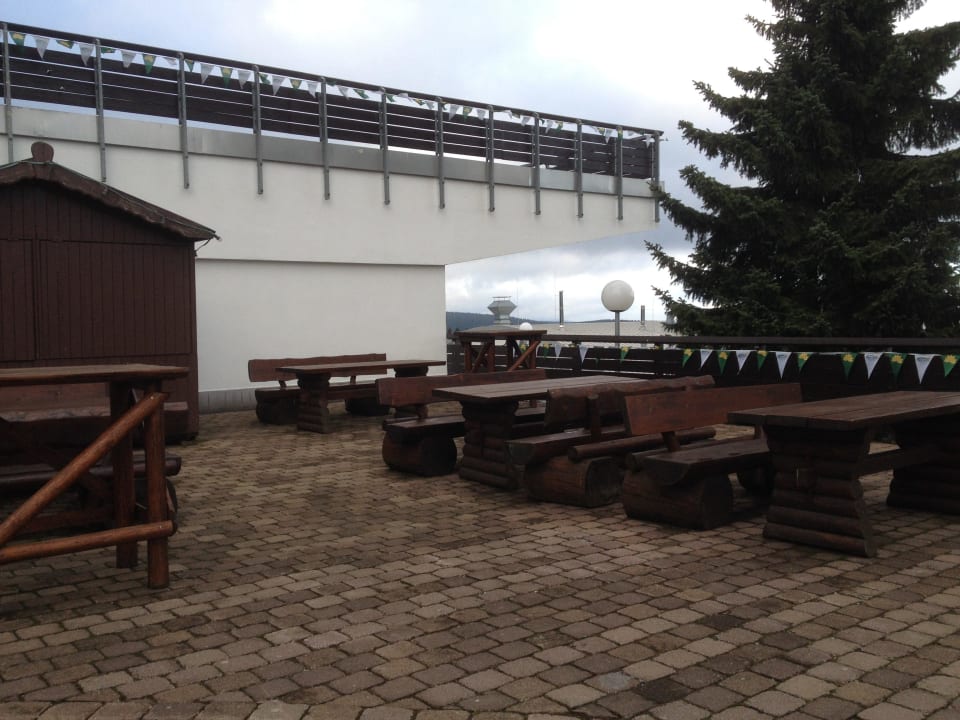 Gemütliche Sitzecke in der warmen Jahreszeit AHORN Panorama Hotel Oberhof