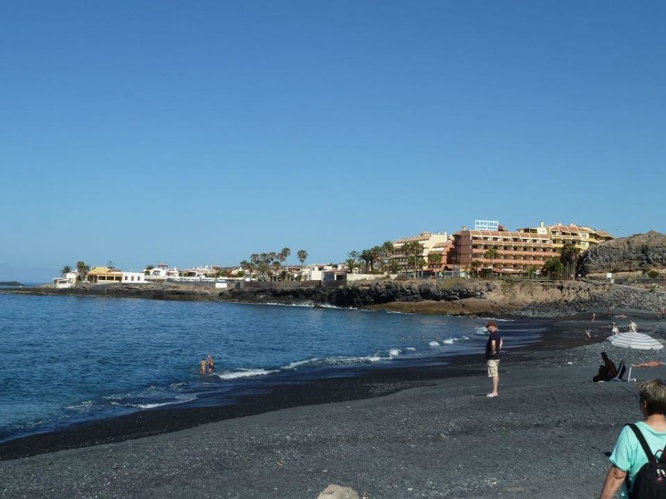 Strand mit Hotel und La Caleta im Hintergrund HOVIMA Jardin Caleta