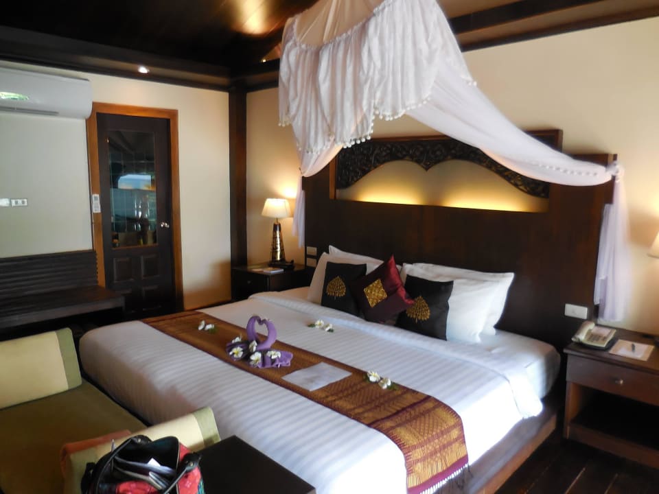 Bett in Honeymoon-Dekoration Panviman Resort Koh Phangan