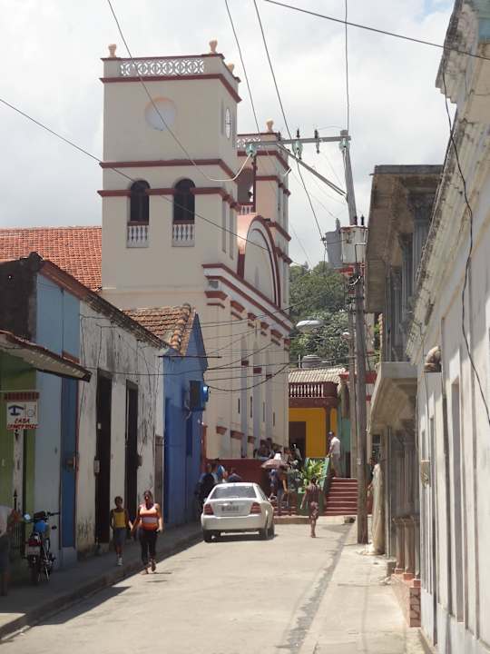 Direkt vor der Kirche Casa Colonial Baracoa