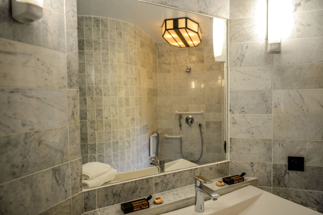 Salle de bain en marbre Hotel Monsigny