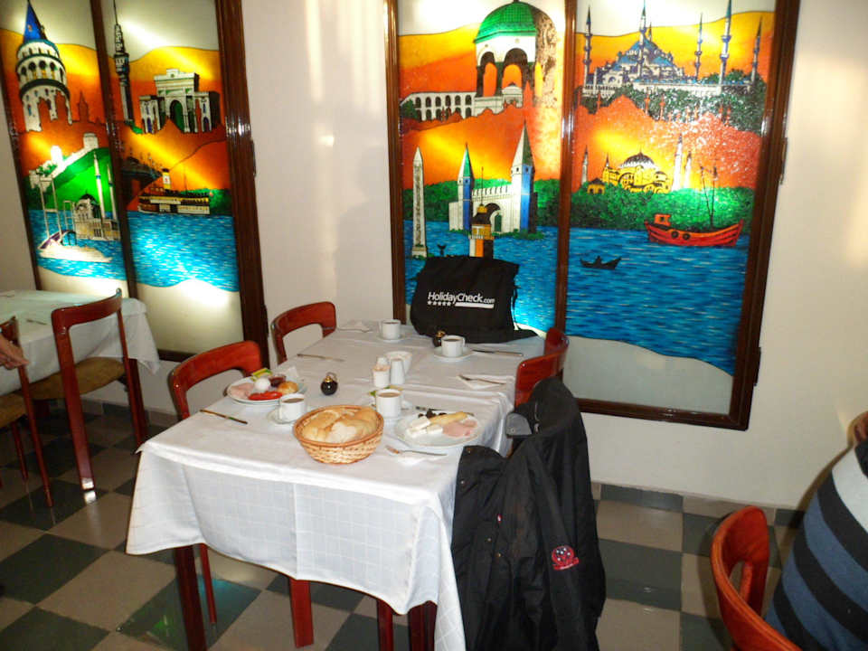 Im Frühstücksraum Hotel Avlonya