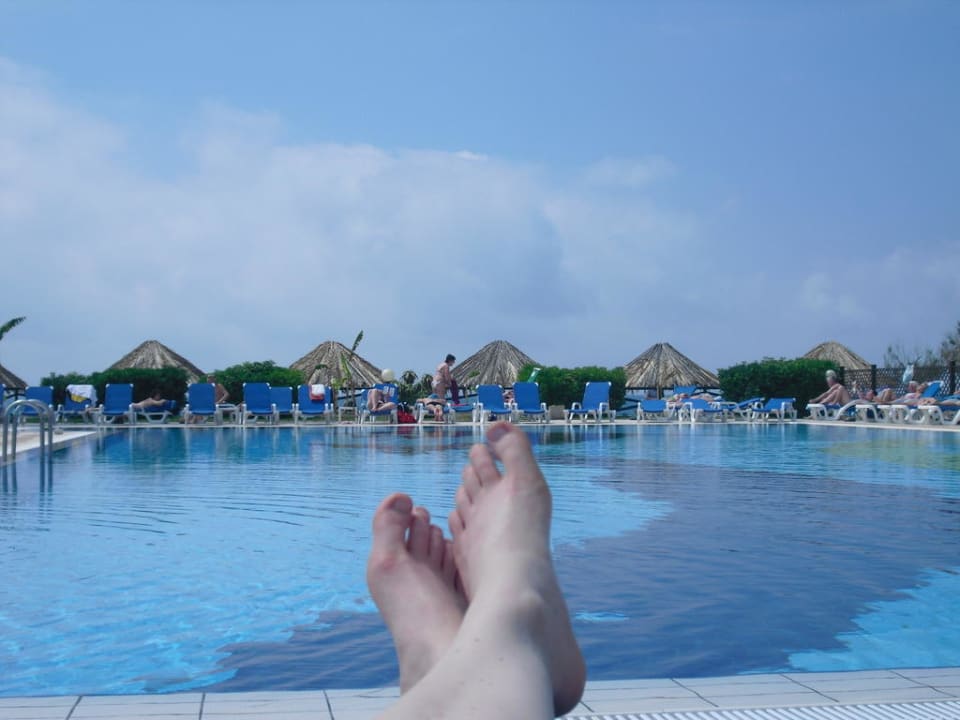 Pool mit Meer im Hintergrund Villaggio Torre Ruffa Robinson
