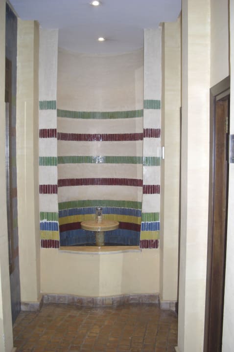 Ein Brunnen im Flur Iberostar Waves Founty Beach