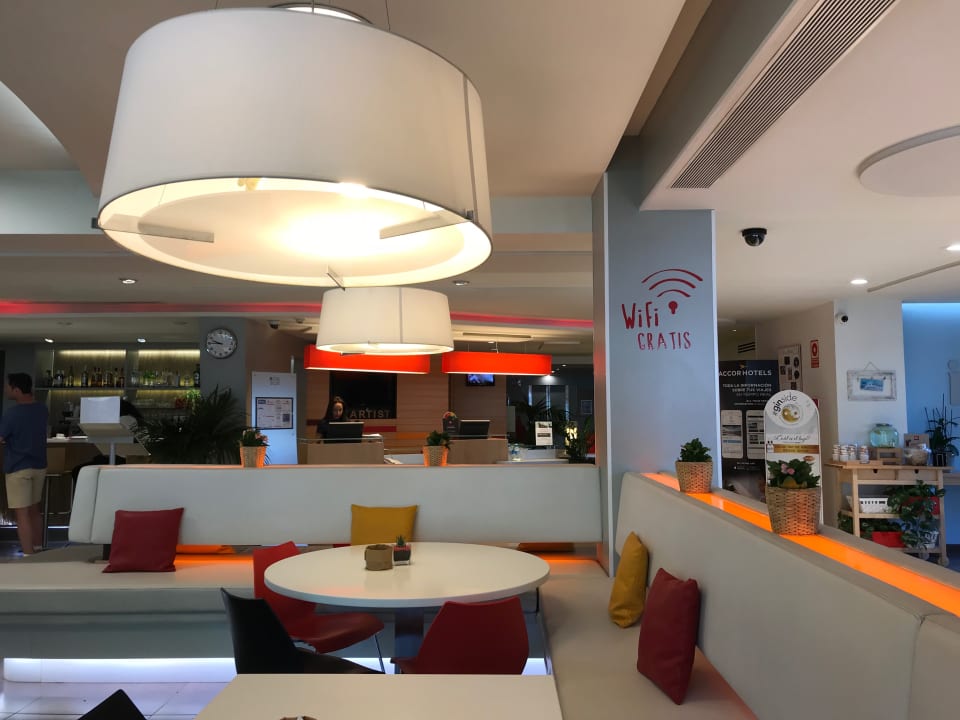 Lobby Hotel Ibis Barcelona Cornella