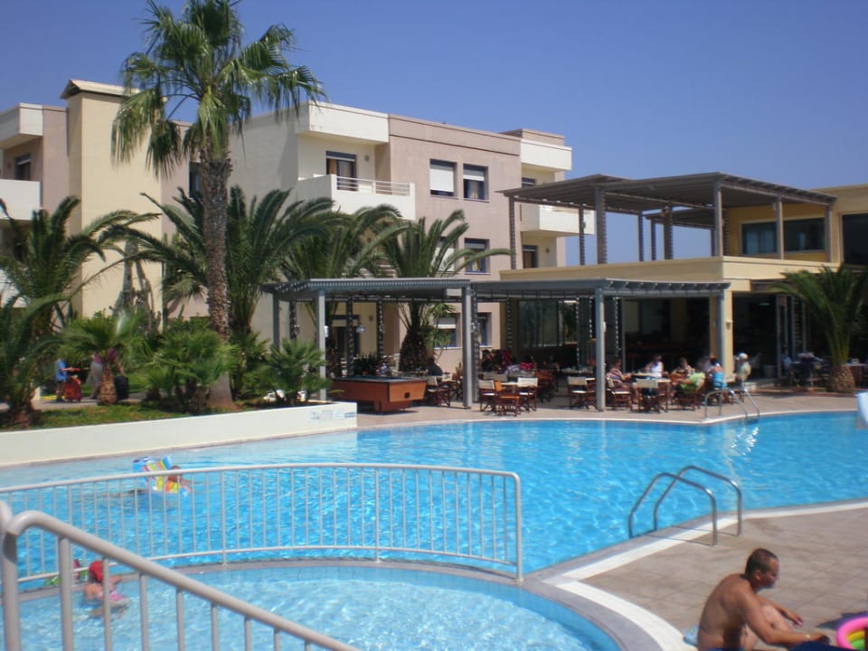 Basen z brodzikiem dla dzieci Hotel Meropi