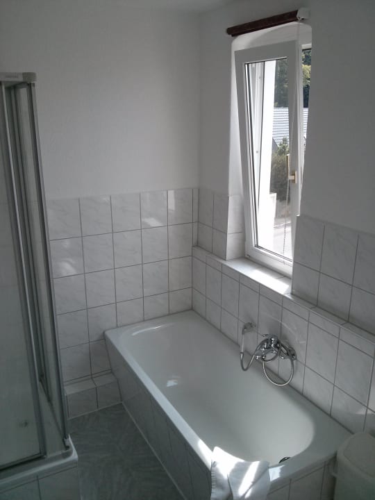 Badezimmer mit Wanne und Dusche Hotel Villa Alice