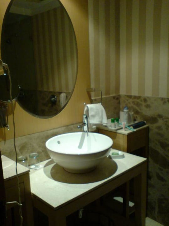 Bad, Waschtisch Katriya Hotel & Towers