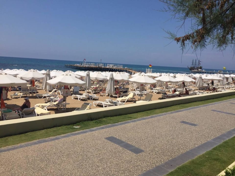 Strand mit Promenade Arum Barut Collection
