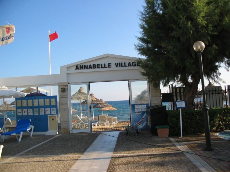 Tor zum Hotelstrand Annabelle Beach Resort