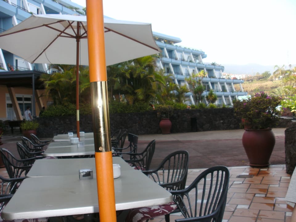 Sitzgelegenheit nähe des Pools Coral La Quinta Park Suites