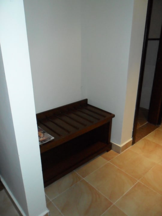 Schuhschrank mit Sitzgelegenheit Pickalbatros Alf Leila Wa Leila Resort - Neverland Hurghada