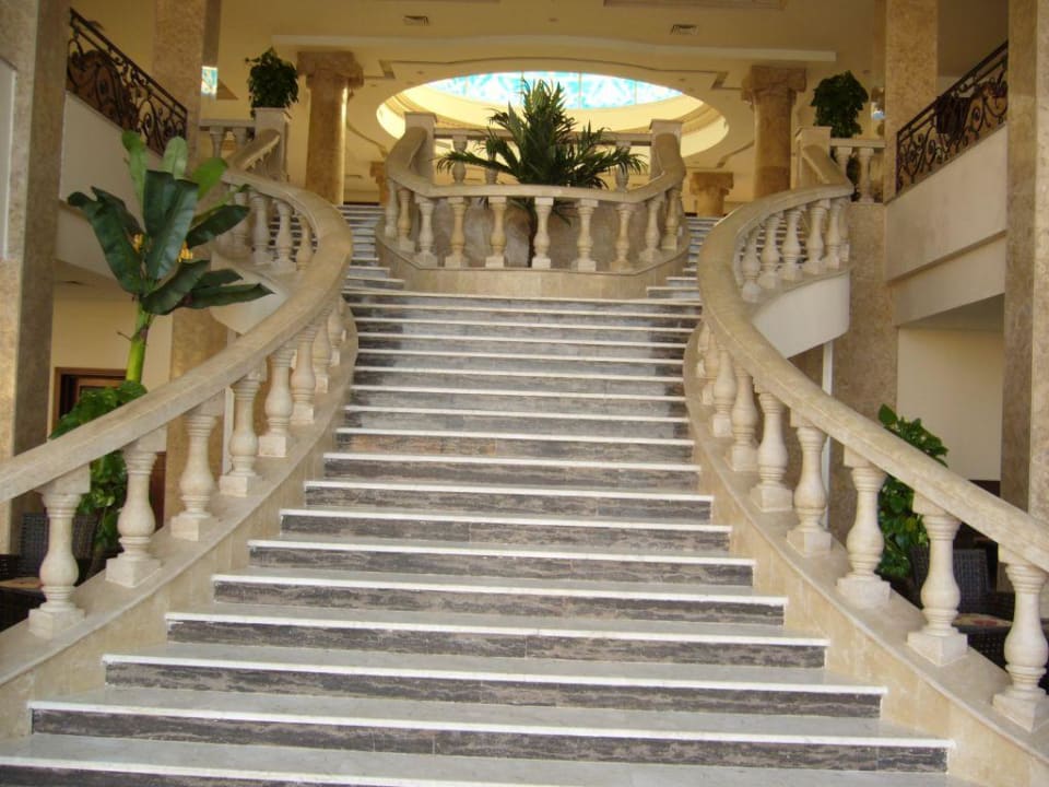 Gigantische Treppe zur Hotel-Lobby Titanic Beach Spa & Aqua Park