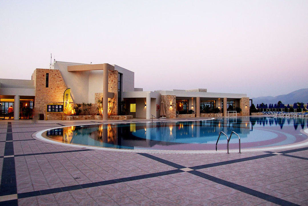 Główny budynek w którym znajdują się bary i restau Grand Hotel Holiday Resort