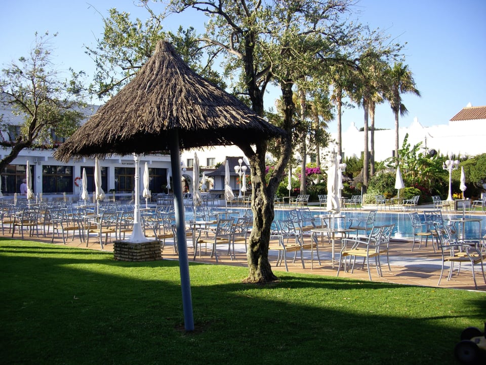 Teilweise defekte Sonnenschirme Hotel Playa de la Luz