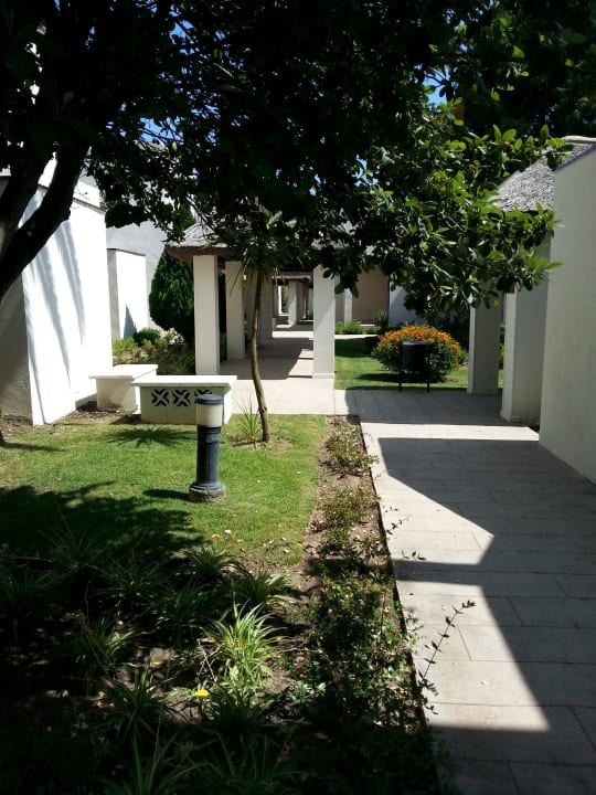 Kurze Wege durch die Grünanlage Hotel Vincci Costa Golf