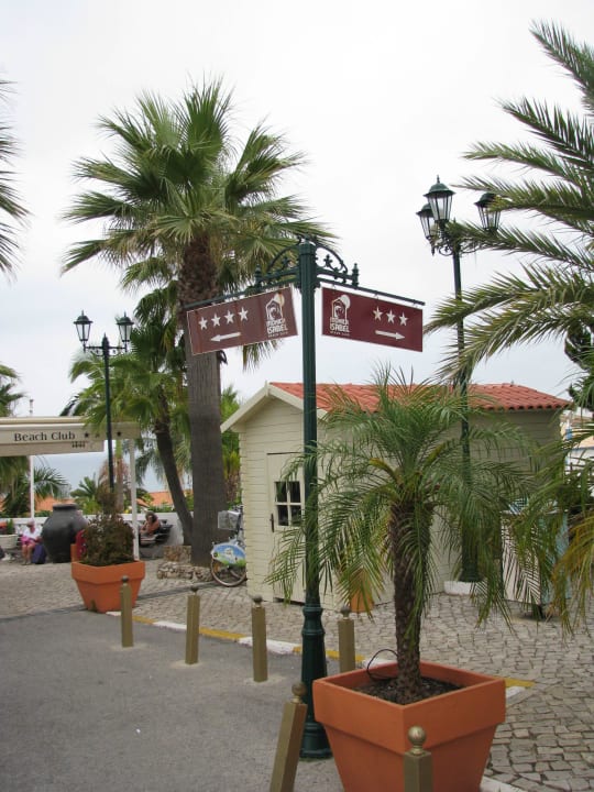 Eingang mit Wegweiser Monica Isabel Beach Club